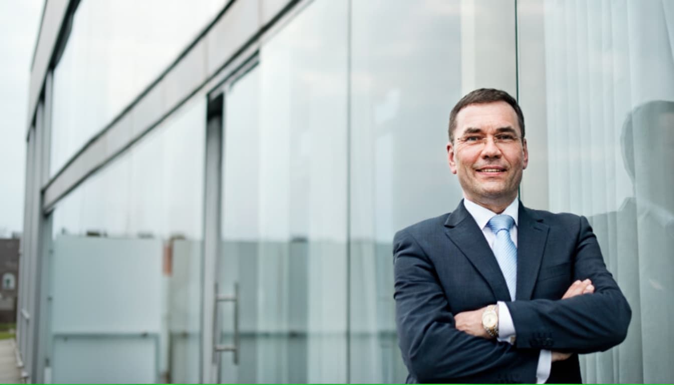 Lutz Färber in front of the glass façade — international connections and business introductions