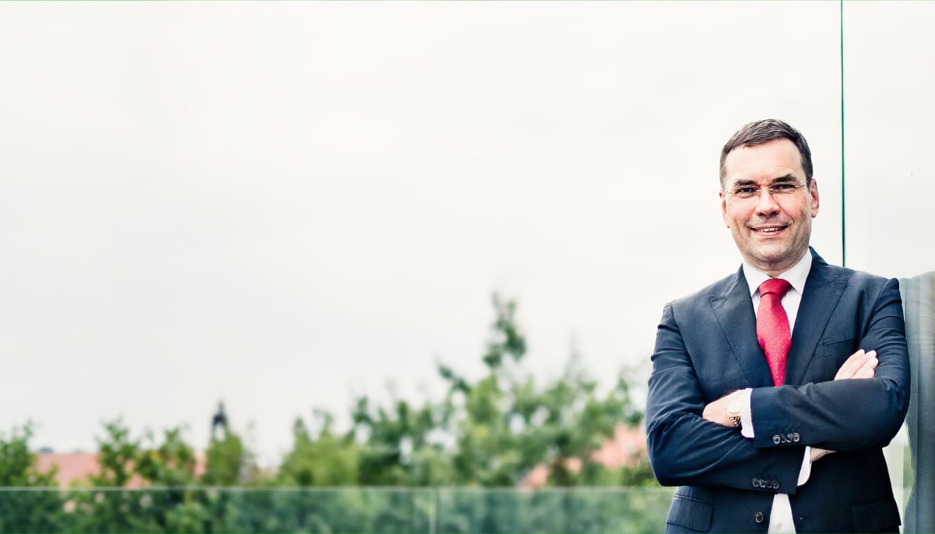 Rechtsanwalt Lutz Färber vor der Glasfassade seiner Anwaltskanzlei